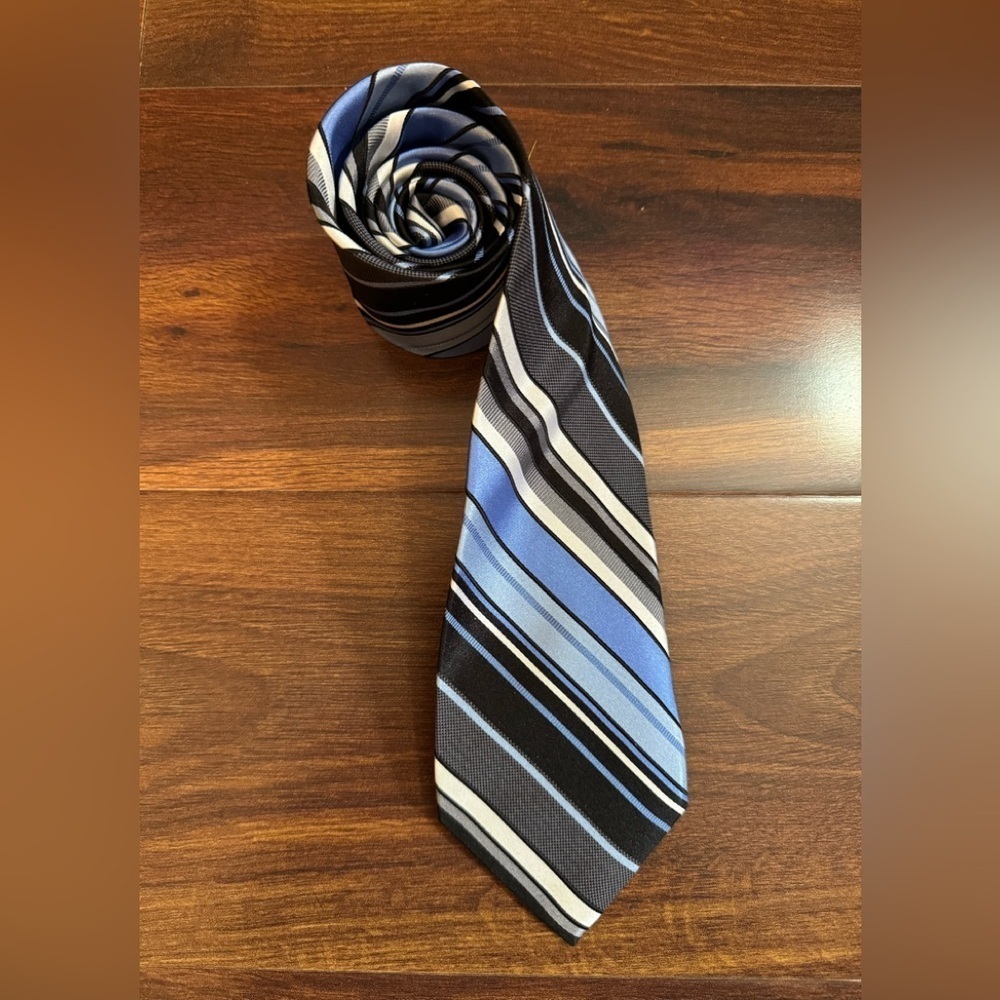 🌿END of Season SALE🌿MICHAEL KORS Silk Striped Blue and Black Men's Tie